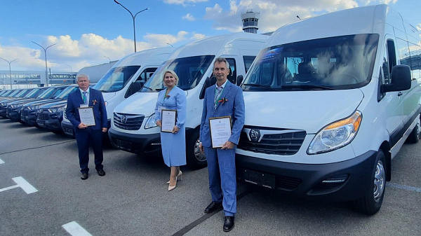 Рустам Минниханов вручил автомобили челнинским организациям