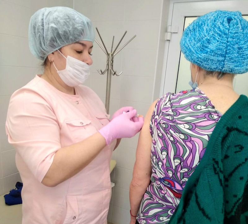 В Набережных Челнах продолжают вакцинироваться