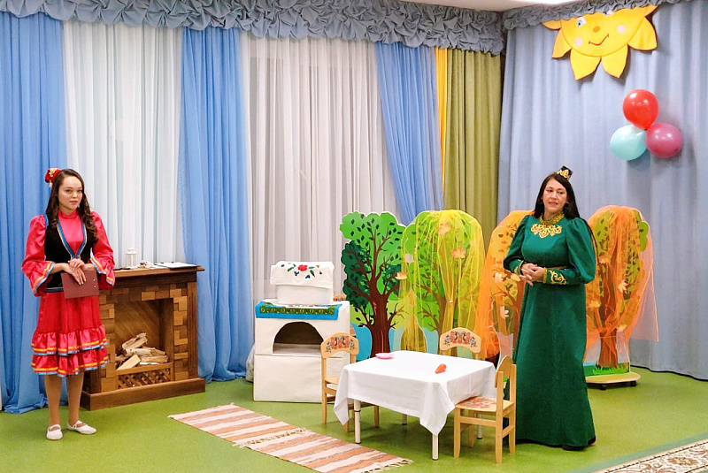 Бакча балалары әниләре өчен бәйрәм оештырды