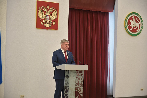 Чаллыда дүрт күпбалалы гаиләгә тантаналы шартларда сабыйлары туу турында таныклык тапшырылды
