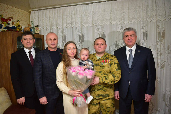 Наил Мәһдиев МХО хәрбинең гаиләсе янына барды