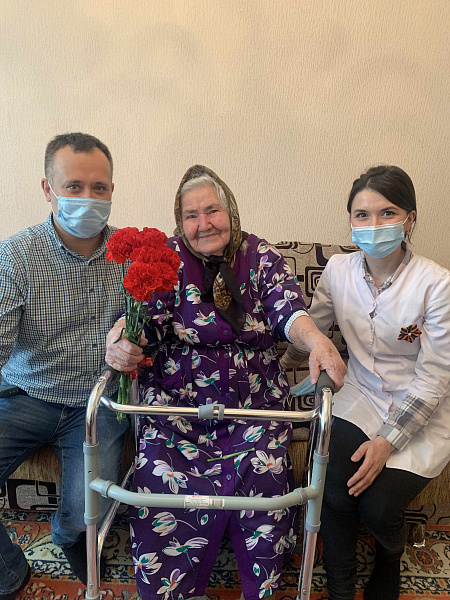 Врачи челнинской поликлиники поздравили ветерана - участницу Сталинградской битвы
