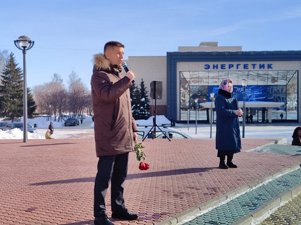 Челнинцы возложили цветы к памятнику легендарного строителя