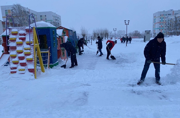 В Челнах продолжается борьба со снегом