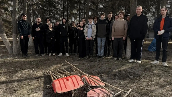 Студенты и школьники помогают убирать городские территории