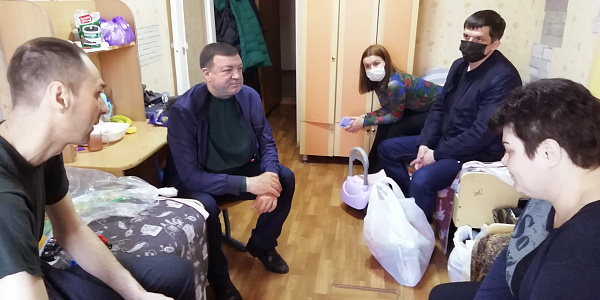 Депутаты оказывают помощь вынужденным переселенцам из Мариуполя