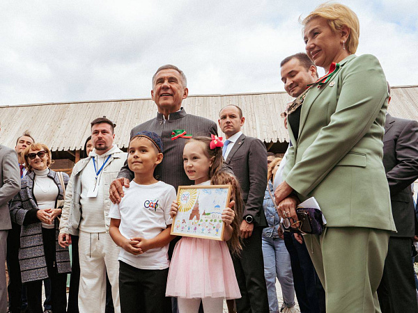 Рөстәм Миңнеханов яшь Чаллы чыгышын бәяләде 117нче балалар бакчасында тәрбияләнүче Мәдинә Әхмәтшина «Дертфест»VI заманча татар мәдәнияте фестивалендә катнашты. Ул Казан Кремле территориясендә оештырылган. Фестиваль кунаклары арасында Татарстанның Рәис р.Миңнеханов та бар иде.