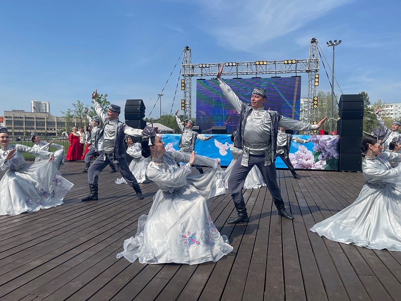 Челны встречают Первомай