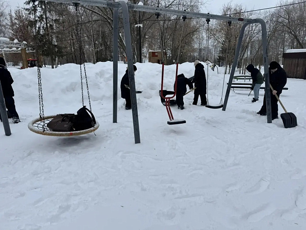 Мәктәп укучылары һәм студентлар шәһәр парклары белән скверларын тәртипкә китерде
