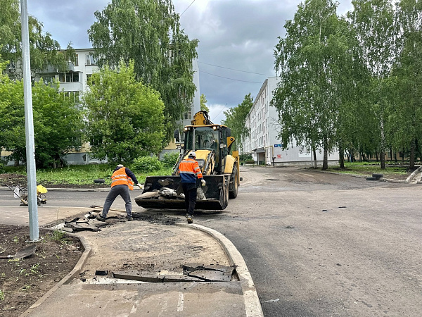 Рабочие завершают благоустройство 7 комплекса в поселке ГЭС