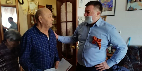 Комсомол һәм Автозавод районнарында Бөек Ватан сугышы ветераннарын якынлашып килүче Җиңү бәйрәме белән котладылар